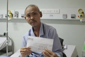 Trao tiền hỗ trợ cựu binh Gạc Ma đang mang trọng bệnh