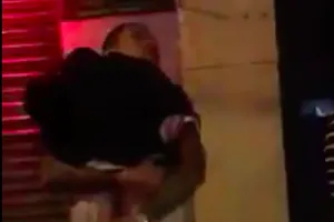 Ca sĩ Tuấn Hưng lao vào đám cháy cứu người