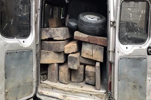 Tạm giữ xe 16 chỗ chở 17 phách gỗ không giấy tờ