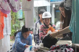 Quầy quần áo Tết miễn phí cho người nghèo