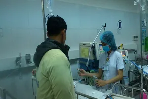 Bé trai 14 tháng tuổi rơi từ tầng 5 nguy kịch