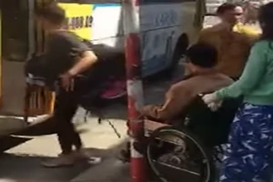 Bức xúc vì xe buýt từ chối chở người khuyết tật