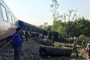 Tàu hỏa đâm xe tải, nhiều toa lật khỏi đường ray