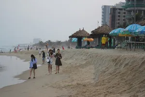 Đà Nẵng: Bãi biển tan hoang vì sạt lở