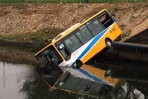 Xe ben húc văng xe buýt xuống kênh