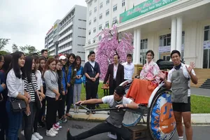 3 chàng trai kéo xe vòng quanh thế giới đã tới Đà Nẵng