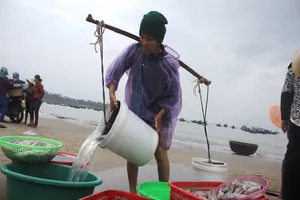 Ba bà già nghèo gánh nước biển đi bán