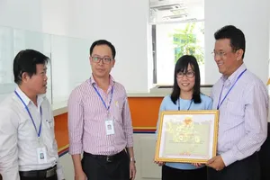 Nhân viên điện lực trả 1 tỉ đồng cho người đánh rơi