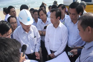 Bí thư Đà Nẵng thị sát bờ biển bị sạt lở