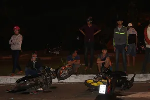 8 xe máy húc nhau, 1 phụ nữ mang thai nhập viện