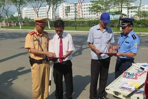 Cục CSGT ra quân xử lý vi phạm đường sắt