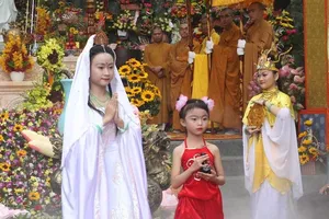 Chùm ảnh: Hàng ngàn người tham dự Lễ hội Quán Thế Âm