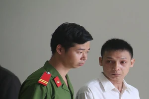 Vợ đi cà phê, chồng ghen nên lấy dao cứa cổ