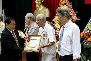  Lào tặng huân huy chương cho 33 người ở Đà Nẵng