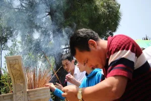 Đông đảo người viếng mộ Đại tướng Võ Nguyên Giáp dịp lễ