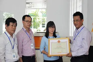 Thủ tướng tặng bằng khen cho nhân viên trả lại 1 tỷ đồng