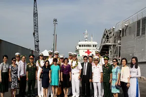 Tàu hải quân Mỹ chia tay Đà Nẵng