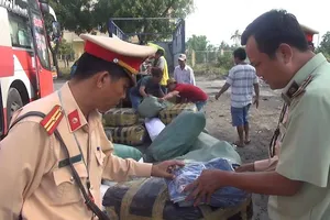 Xe khách chở cả kho hàng không rõ nguồn gốc