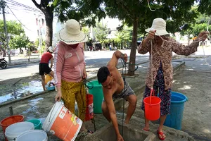 Thiếu nước, dân Đà Nẵng xếp hàng xách từng xô