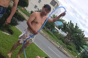 Mở trộm nước tưới cây xanh tắm ngay giữa phố