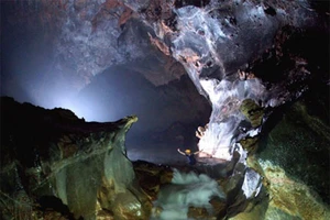 Bão đến, 10 khách Thái Lan vẫn còn trong hang Sơn Đoòng