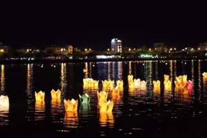 7000 hoa đăng tri ân anh hùng liệt sĩ rực sáng sông Hàn