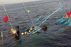 Tàu Bình Định chìm trên biển cùng 5 ngư dân