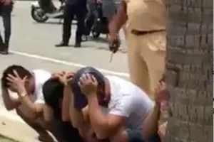 Nhóm thanh niên mang hung khí hẹn nhau quyết đấu