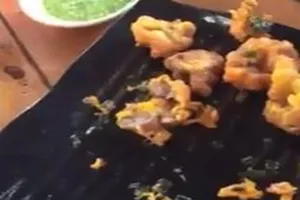 Thực khách hoảng sợ vì sụn gà nướng có dòi bò