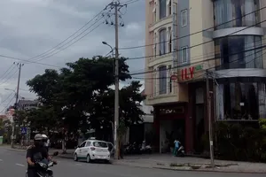 Một chiếc taxi Hải Vân đang chờ đón, trả khách. Ảnh: LÊ PHI.