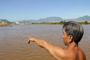 Nước sông chuyển đỏ, cá chết khiến dân hoang mang