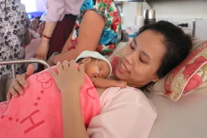 4 triệu cái ôm cho trẻ sơ sinh