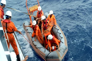 Vượt gió bão, cứu nạn một ngư dân co giật trên biển