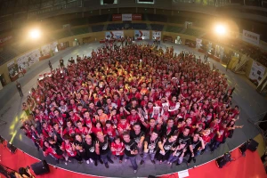 Hàng ngàn người chụp ảnh xây trường cho học sinh nghèo