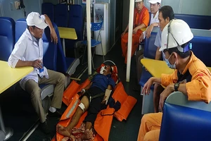 Vượt 300 hải lý để cứu 1 ngư dân