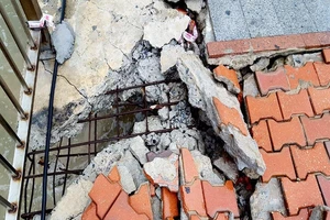 Kè sông Hàn bị sóng vỗ hỏng nghiêm trọng