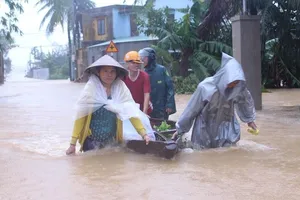 Đà Nẵng lũ đang nhấn chìm hơn 2.500 nhà dân