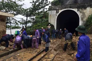 800 người được chuyển tải khẩn cấp vì lở núi