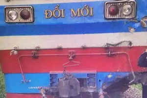 Tàu SE4 trật khỏi đường ray vì đá rơi