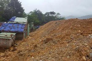 Đường sạt lở,hàng trăm mét khối đất đá tràn vào nhà dân