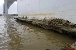 Mố cầu Thuận Phước bắc qua sông Hàn bị xói lở lòi sắt