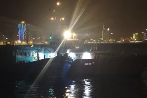 Cứu khẩn cấp 13 ngư dân tàu cá gặp nạn