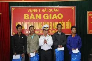 Hải quân Vùng 3 cứu 4 ngư dân Quảng Bình bị chìm tàu