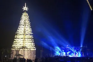 Cây thông pha lê cao nhất Việt Nam đón Noel