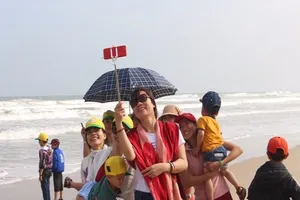 Tiết trời cực đẹp, du khách đổ xô về Đà Nẵng