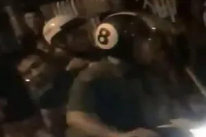 Thua bài, thanh niên mua xăng về đốt chung cư 