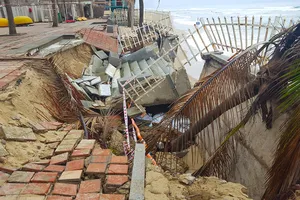 Đà Nẵng: Biển xâm thực gây sạt lở nặng