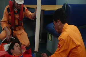 Cứu thành công một ngư dân gặp nạn trên biển