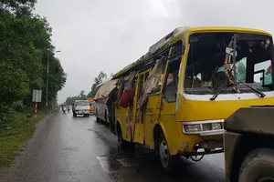 Cận cảnh xe khách lật làm 2 người chết tại Đà Nẵng