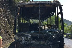 Ô tô chở du khách cháy rụi trên đèo Hải Vân